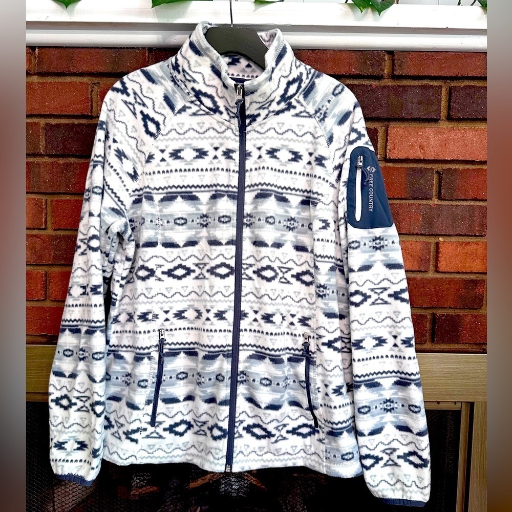 🛍️. Free Country full zipper sweater with arm pocket and front pocket size XL
